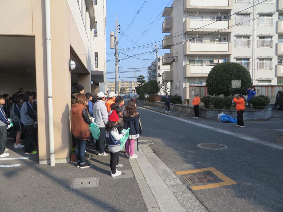 校区の通学路清掃